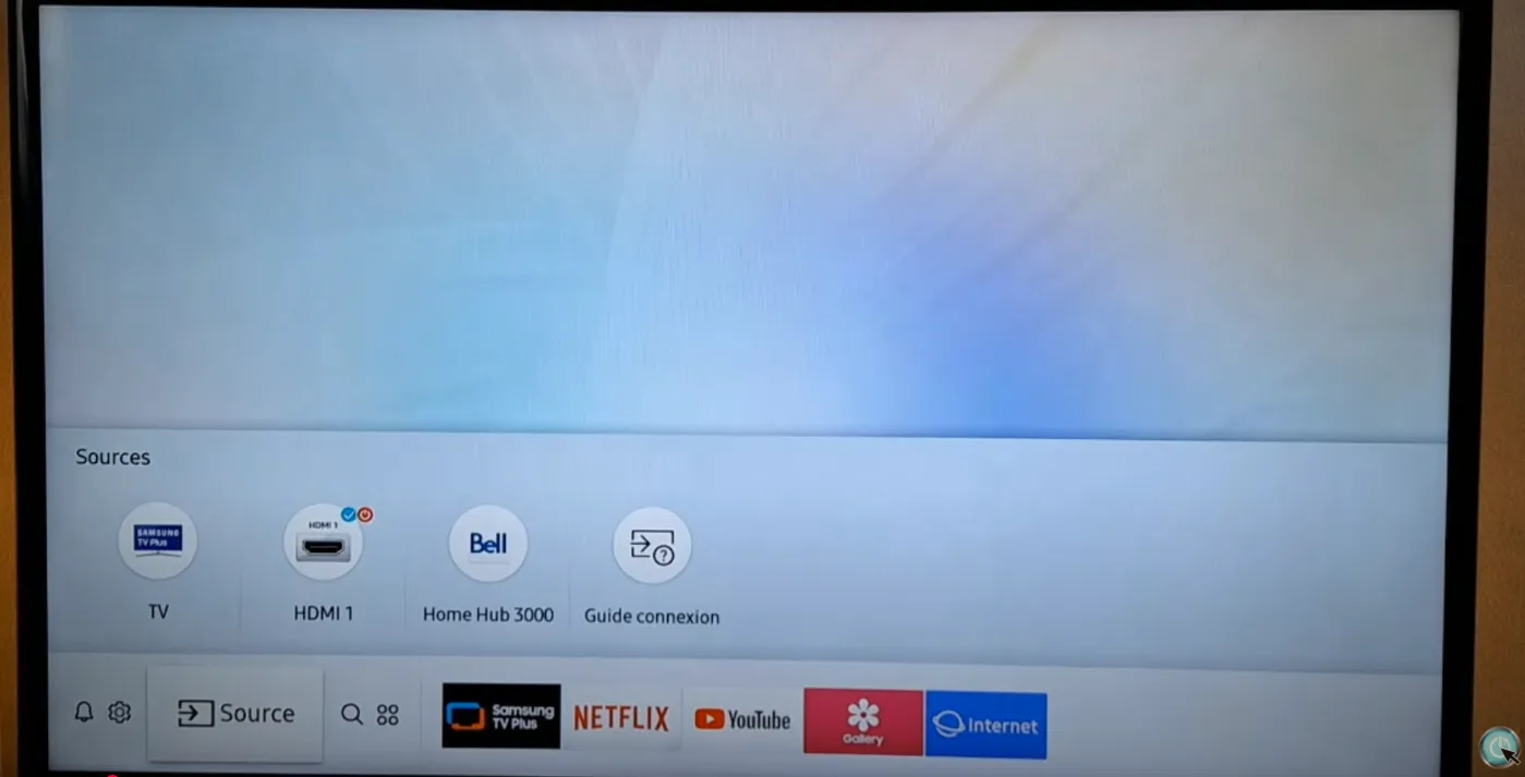 Menu d’accueil d’une TV Samsung avec la barre des sources et des applications